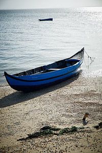 Verlaten vissersboot op strand in Portugal van Karel Ham