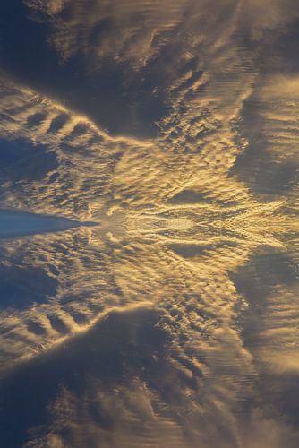 Gouden wolken aan de avondhemel 3