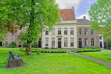 Oude Bornhof Zutphen met beeld zonnende vrouw van Henk van Blijderveen