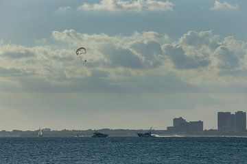 Verenigde Staten, Florida, Zeilboot en jachten op de oceaan en parasailing in de lucht van adventure-photos