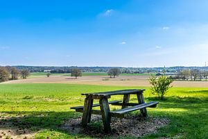 Picknicktisch am Rande eines schönen Feldes