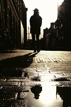 Silhouette cinématographique sur des pavés mouillés