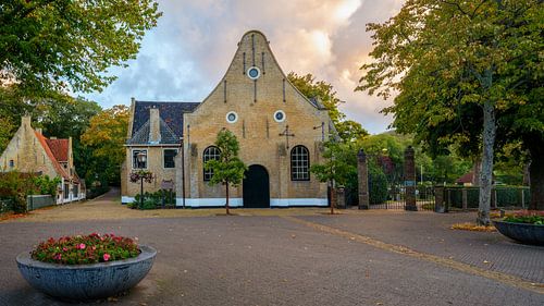 De Nicolaaskerk op Vlieland tijdens zonsondergang