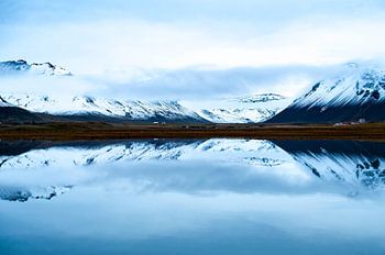 Island, Spiegelung des Morgennebels auf schneebedeckten Bergen
