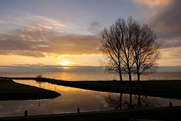 Magische Zonsondergang boven het IJsselmeer van Rik Brussel