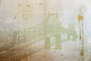 Brücke über unruhiges Wasser