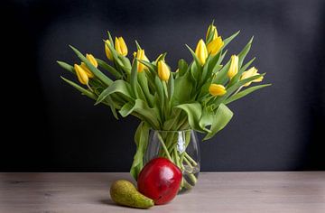 Tulipes et fruits sur Tamar Aerts
