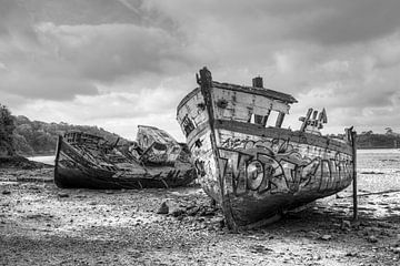 HDR urbex Cimetiere a bateaux Schiffsfriedhof in Quelmer in der Bretagne von W J Kok