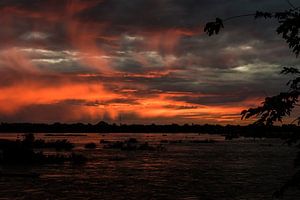 Sonnenuntergang über dem Mekong - 3 von Theo Molenaar