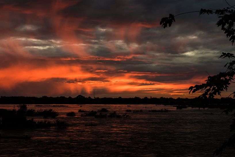 Zonsondergang over de Mekong - 3 van Theo Molenaar