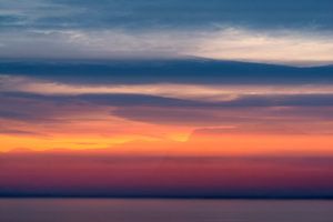 Abstrakter Sonnenuntergang mit Winterfarben über dem Vestfjord in Norwegen