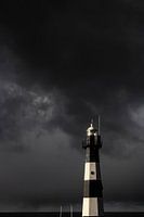 Vuurtoren Breskens  onder een dramatische wolkenlucht.