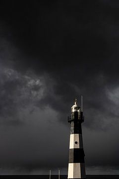 Le phare de Breskens sous une couverture nuageuse spectaculaire. sur Cees van Gastel