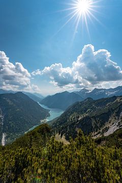Uitzicht over de Plansee naar de Zugspitze van Leo Schindzielorz