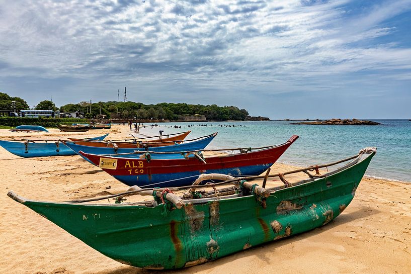 Fischerboote am Strand von Roland Brack