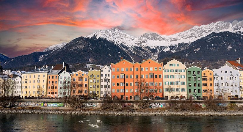 Innsbruck en Autriche Tyrol avec des bâtiments traditionnels et des sommets alpins avec vue panoramique sur le Karwendel au coucher du soleil par Animaflora PicsStock