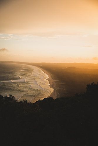 Uitzicht op Tallow Beach bij Byron Bay met zonsondergang