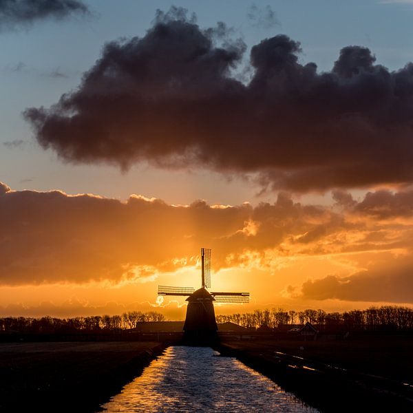 Zonsopgang met windmolen in de polder van Arjen Schippers