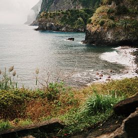 Uitzicht op zee vanaf rotskust Madeira