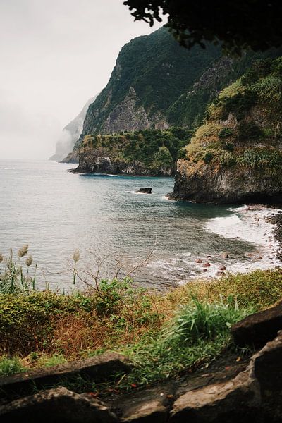 Meerblick von der felsigen Küste Madeiras von Dian Schuurkamp