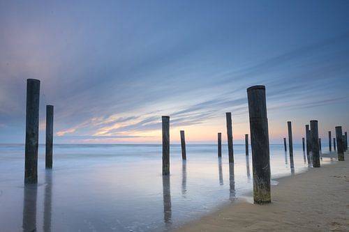 Zonsondergang bij palendorp Petten