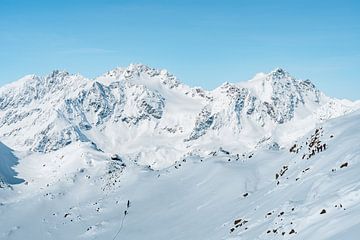 Winteruitzicht op de Tiroler Alpen met skitoerers van Leo Schindzielorz