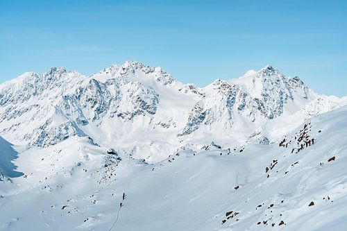 Winteruitzicht op de Tiroler Alpen met skitoerers