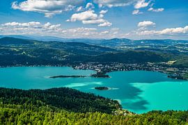 Uitzicht vanaf de Pyramidenkogel observatietoren op het Woerthersee meer