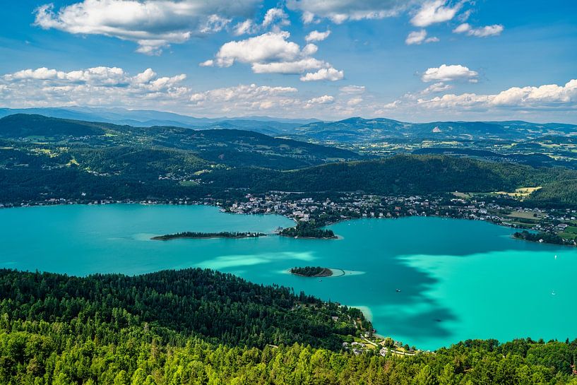 Vue de la tour d'observation Pyramidenkogel sur le lac Woerthersee par Andreas Völkel