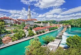 Altstadt mit grünem Kanal und blauem Himmel, Bern, Schweiz von Tony Vingerhoets