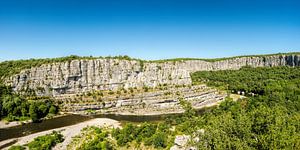 Blick auf den Fluss Ardèche im Süden Frankreichs in dem Départment Ardèche.