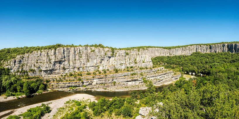 Uitzicht op de rivier de Ardèche in het zuiden van Frankrijk in het departement Ardèche 1. van Photo Art Thomas Klee