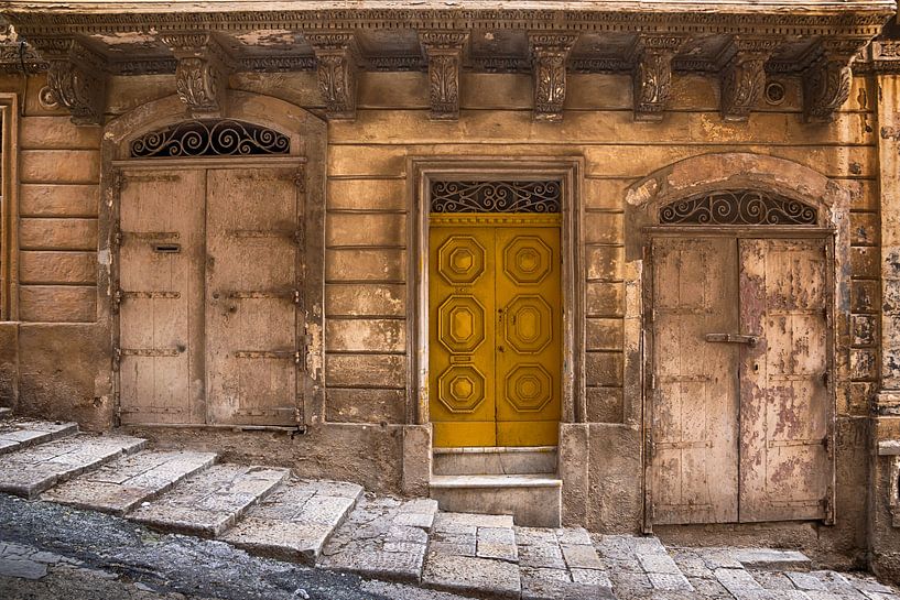 Vieille porte ocre jaune par Yke de Vos