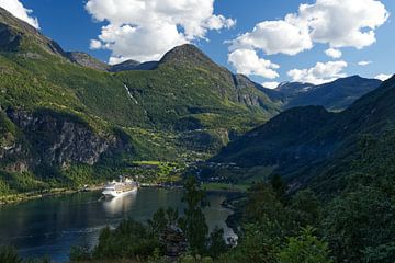 Panoramisch uitzicht op Geiranger van Anja B. Schäfer