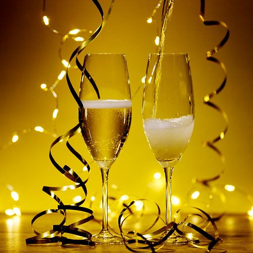 Champagne et guirlandes festives sur Marianne Ottemann - OTTI