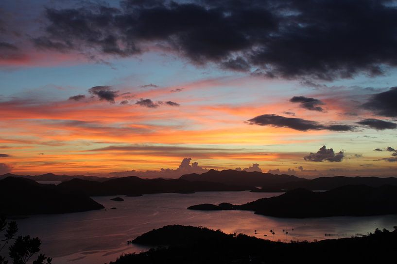 Sunset Coron, Filipijnen by Julia Wendelaar
