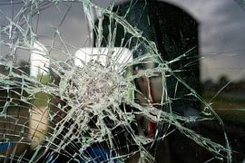 Vernielde gebroken ruit, met de structuur van vernield versplinterd glas van Heiko Kueverling