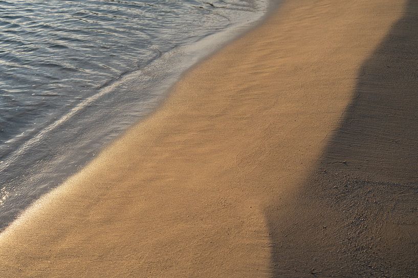 Beige zand en blauwgrijs zeewater van Adriana Mueller