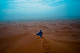Blauwe Tuareg in de Marokkaanse Sahara van Mathias Leon