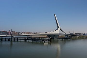 De elegante Prins Clausbrug over Wantij in Dordrecht van Patrick Verhoef