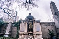 Duister standbeeld in Budapest, Hongarije op begraafplaats