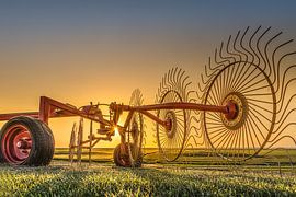 Ondergaande zon gezien vanaf de Friese Noorderleeg dijk van Harrie Muis