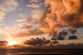 Zonsondergang met prachtige wolkenluchten vanaf Terschelling van Anneke Timmermans