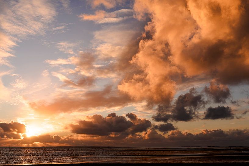 Sonnenuntergang mit schönen Wolkenbildern von Terschelling von Anneke Timmermans
