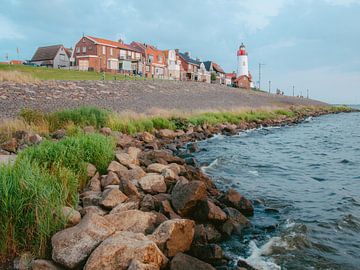 Urk, de vuurtoren en het IJsselmeer bij zonsondergang van Kay Wils