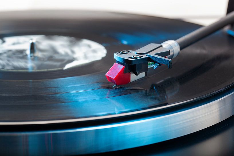 Close-up of a record player with the needle on an LP by Peter de Kievith Fotografie