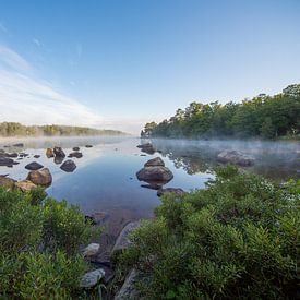 Lac au sud de la Suède, tôt le matin sur Joost Adriaanse