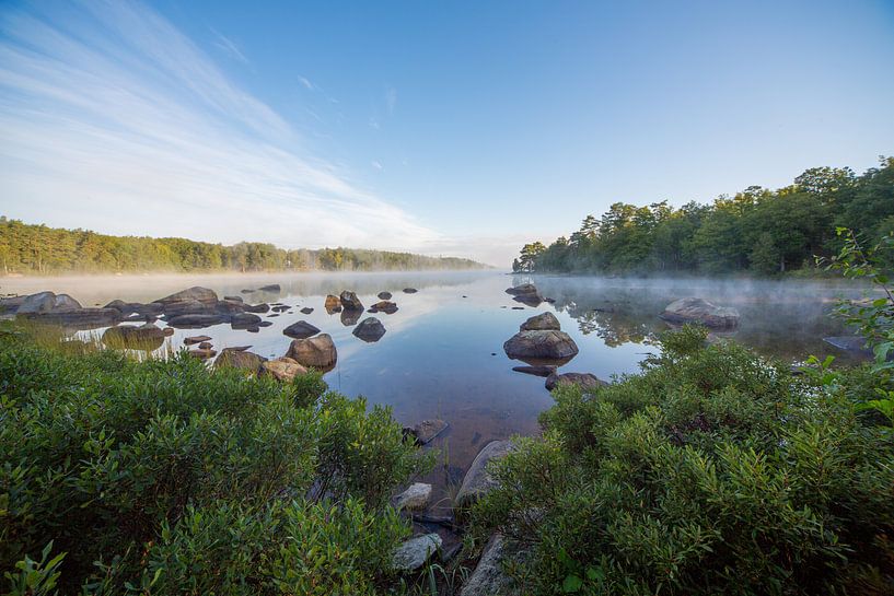 See in Südschweden, früh am Morgen von Joost Adriaanse