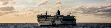 Passagiersboot Friesland de zonondergang tegemoet. van scheepskijkerhavenfotografie