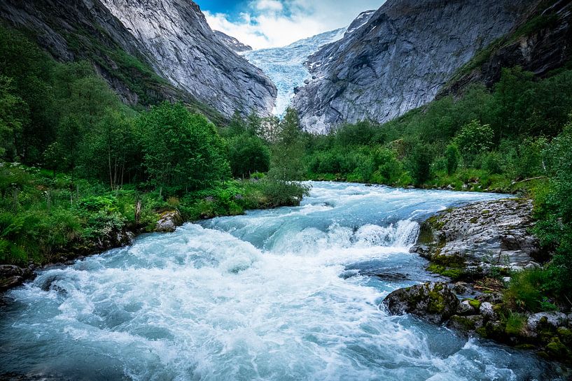 Waterstroom bij de Briksdalbreen gletsjer in Noorwegen van Jayzon Photo